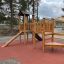 Triangle Spielturm mit Rutsche aus Holz auf Spielplatz mit rutschbahn und Kletterelementen