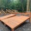 Sit-ups Bank aus Holz für Outdoor-Fitness im Waldspielplatz.