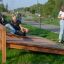 Sit-ups Bank aus Holz als Outdoor-Spielplatzgerät im Park mit Kindern beim Training