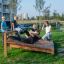 Sit-ups Bank im Spielplatz mit Kindern, modernes Holzdesign für Bauchmuskeltraining