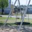 Doppelte Nestschaukel (BNS 90 cm) aus Metall auf Spielplatz im Freien