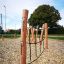 Trimm Dich Pfad Nature III: Holz-Kletterelement mit Seilen für Spielplatz im Freien.