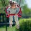 Doppel Baby Schaukel mit kleinem Kind im Outdoor-Spielplatz
