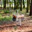 Fahrrad Federwippe uf em Spielplatz im Wald.