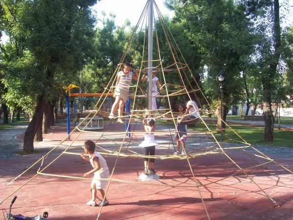 Fallschutzplatte 45 Sicherheitsmatte unter Spielplatz-Klettergerüst