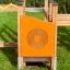 Trixie Barrierefreie Spielplatz mit orangefarbener Holztafel und Labyrinthspiel für Kinder.