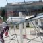Kind spielt am Spinnennetz Klein – Kletternetz auf dem Spielplatz.