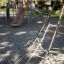 Kletternetz Spinnennetz Klein im Spielplatz mit Rutsche im Hintergrund.