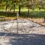Spinnennetz Klein – Kletternetz auf einem Spielplatz im Park bei Sonnenschein.