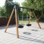 Doppelt Reifenschaukel mit Holzgestell und zwei schwarzen Reifen zum Schaukeln auf gepflastertem Bod