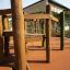 Spillikins Klettergerüst aus Holz auf Spielplatz mit Fallschutzboden