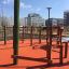 Kinderklettergerüst Spillikins us Holz mit Rutschbahn und Balancierbalken uf Spielplatz im Stadtgebi