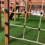 Spiel Ecke Klettergerüst mit Rutsche aus Holz mit Kletterseil und grünem Kunstrasen