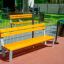 Ryga Bank mit Rückenlehne us Holz und Metall, farbig lackiert, für öppe im Park oder Spielplatz.