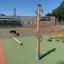 Spielplatz-Kletterelement Henkeln aus Holz mit Metallgriffen bei sonnigem Wetter.