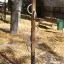 Holzständer mit Metallgriffen als Spielgerätelement auf dem Spielplatz im Herbst.