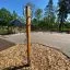 Henkeln Spielgerätepfosten mit Metallgriffen auf Holzspänen für Kletterspaß.