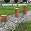 Stumps (3 pcs.) aus Holz als Spielplatz-Elemente auf Kiesfläche im Freien