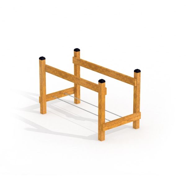 Holz Kettenbrücke als Spielplatzgerät mit Metallkette zum Balancieren.