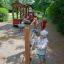 Kind spielt mit dem Abakus Spielgerät im Freien auf dem Spielplatz.