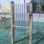 Röhrenglocken Spielgerät mit Metallrohren und Holzrahmen auf Kinderspielplatz.