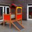 Buntes Spielhaus mit Rutsche und Holzstruktur für Kinderspielplatz