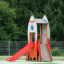 Weltraumrakete Spielhaus mit rote Rutschbahn und Kletterwand für Kinder im Spielplatz.