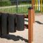 Schlagzeug percussion Spielgerät auem Spielplatz mit Holz- und Metallkomponenten.