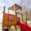 Großer Traktor Spielhaus mit roter Rutsche und Memory-Spiel auf Holzspielplatz