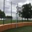 Multiarena aus Holz mit Basketballkorb und Umzäunung auf Spielfeld am Seeufer