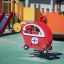 Hubschrauber Federwippe us Spielplatz mit roter Farbe und gelbem Lenkrad.