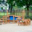 Sand & Wasserspielanlagen III aus Holzspielgeräten mit blauen Elementen im Sandkasten auf Spielplatz