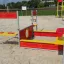 Jupiter Sandkasten, roter und gelber Sandkasten für Kinderspielplatz im Freien.