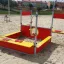 Jupiter Sandkasten Spielplatz mit rotem und gelbem Sandkastenmodul im Sand
