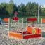 Jupiter Sandkasten mit buntem Spielplatz Design aus Metall und Kunststoff im Sandspielbereich.
