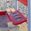Jupiter Sandkasten rote Spielbank mit Sand auf Holzsitzfläche.