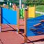 Rennbahn Spieltafel mit blauen und orangen Spielflächen auf einem Spielplatz.