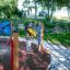 Rennbahn Spieltafel mit bunter Perlenstrecke im Kinderspielplatz