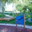 Rennbahn Spieltafel uf Spielplatz mit Sandkasten im Hintergrund