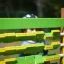 Kinder spielt an der Finde Paare Spieltafel auf dem Spielplatz.