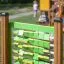 Finde Paare Spieltafel aus Holz mit grünen Spielklötzen auf Spielplatz
