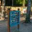 Finde Paare Spieltafel im Parkspielplatz aus Holz und blauem Rahmen, pädagogisches Spielgerät zum Pa