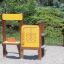 Kinderspielplatz mit Marktstand II Spielhaus aus Holz und gelben Spieltafeln.