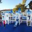 Winterschloss Spieltürme mit Rutsche auf Kinderspielplatz mit Kindern beim Spielen