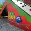 Zelt Klettergerüst mit bunten Eulen und Kletterwand aus Holz auf Spielplatz