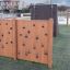 Kletterwand aus Holz mit Klettergriffen auf Spielplatz