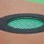 Rundes trampolin (100 cm) eingebettet in Spielplatzboden mit grünem Sicherheitsnetz