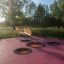 Rundes trampolin (150 cm) i de Boden integriert mit farbigem Gummibelag und schwarzem Rand.