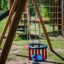 Doppel Schaukel Babysitz und TS-Sitz blau-rot aussen auf Holzgestell Spielplatz