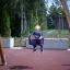 Doppel Schaukel Baby Schaukel mit blauem Sitz auf Spielplatz